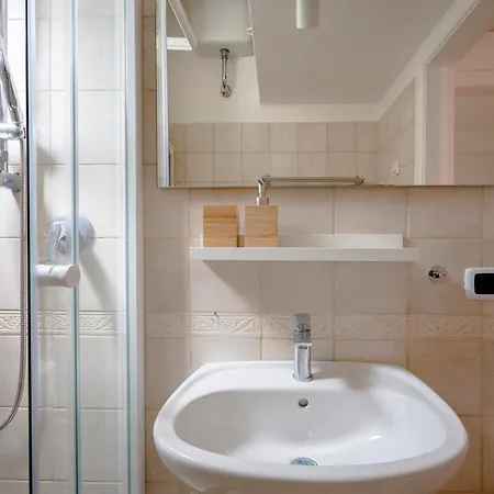 公寓 Guesthost - Nicola's Nest 巴里