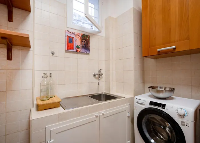 Guesthost - Nicola's Nest Apartment *