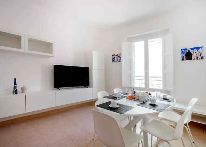 Guesthost - Nicola's Nest *