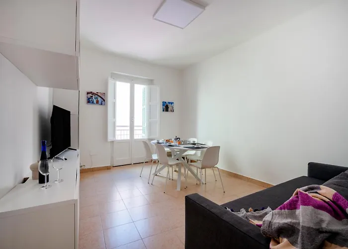 Guesthost - Nicola's Nest Apartment